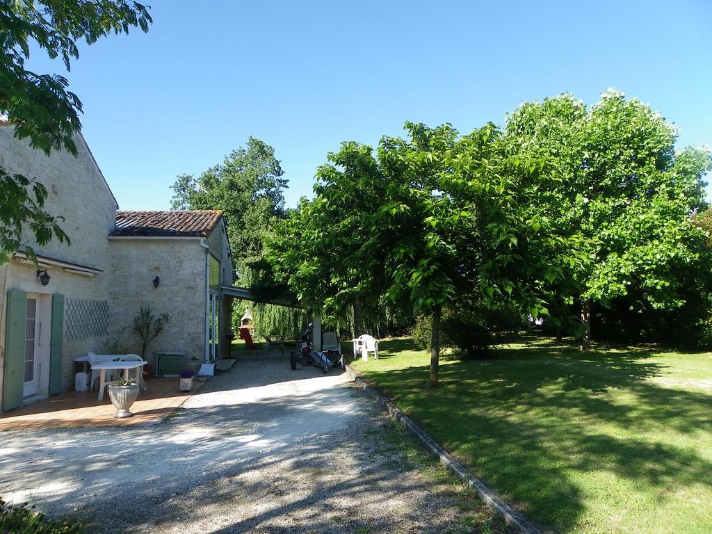 Gite Cosy, Sur Jardin, Terrasse Privee, Parking Au Calme En Rdc Gémozac Exterior foto